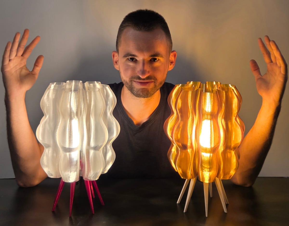 Paweł Choszczyk, założyciel Creman, z lampami Reflective
