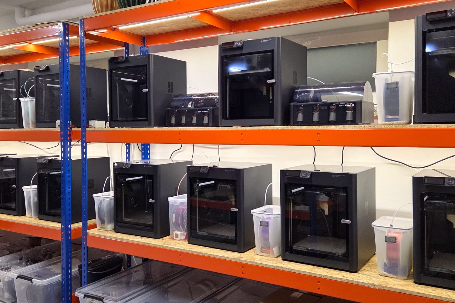 Hala produkcyjna Creman — regały z drukarkami 3D